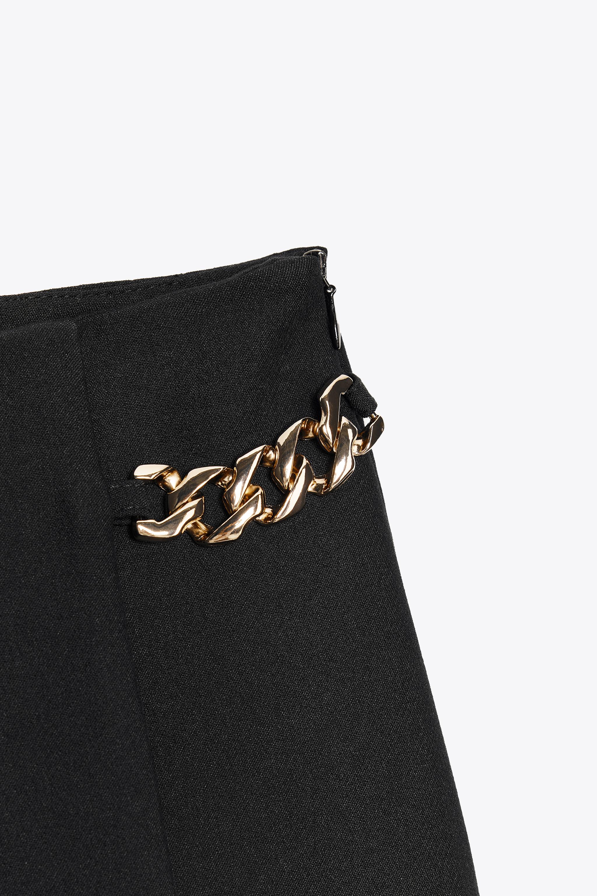 PLEATED CHAIN SHORTS